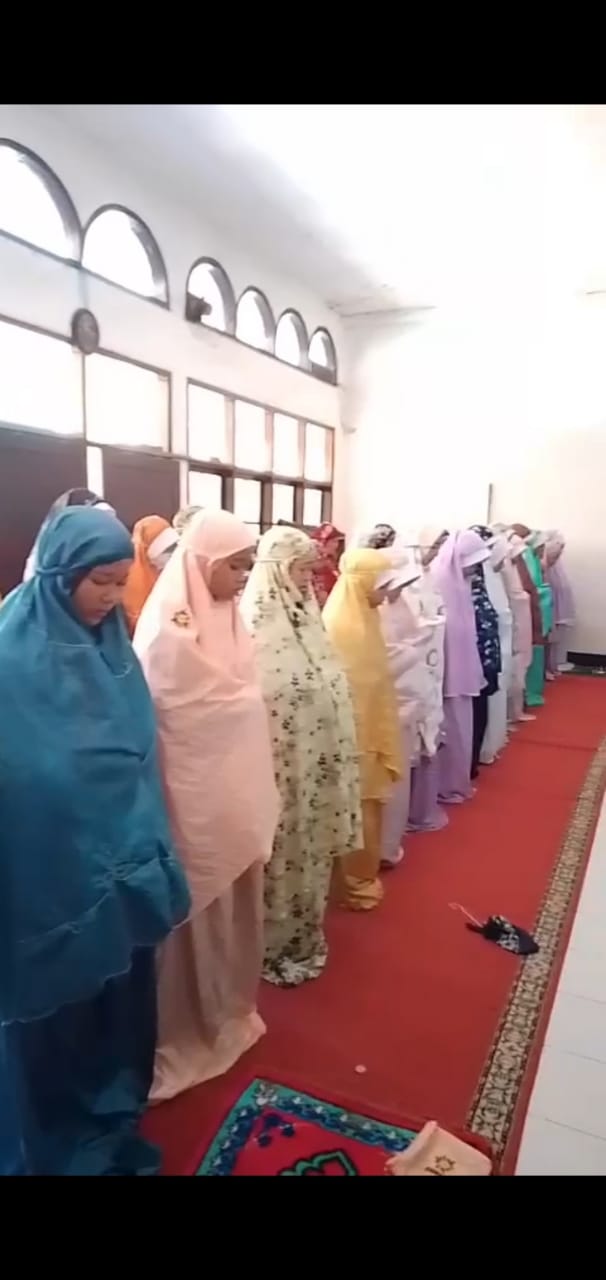 Pembisaan sholat berjamaah